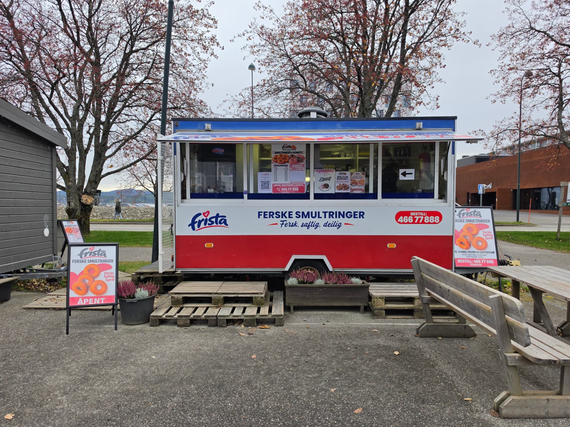 Frista-vogna for ferske smultringer, åpen med bord og benker