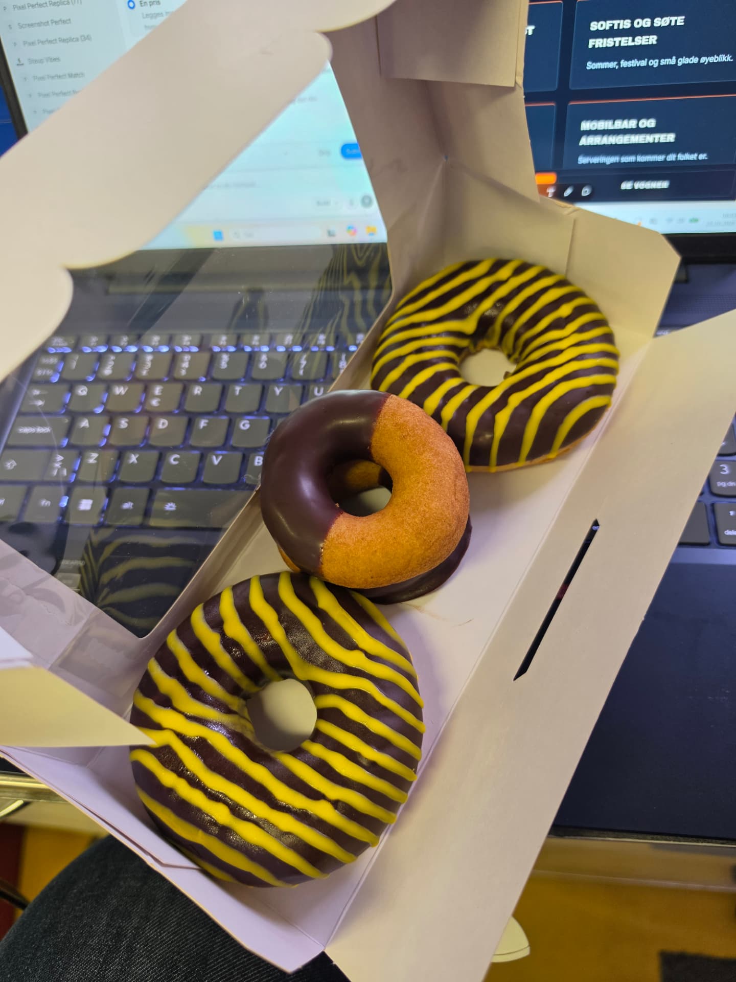 Eske med sjokolade- og stripete smultringer