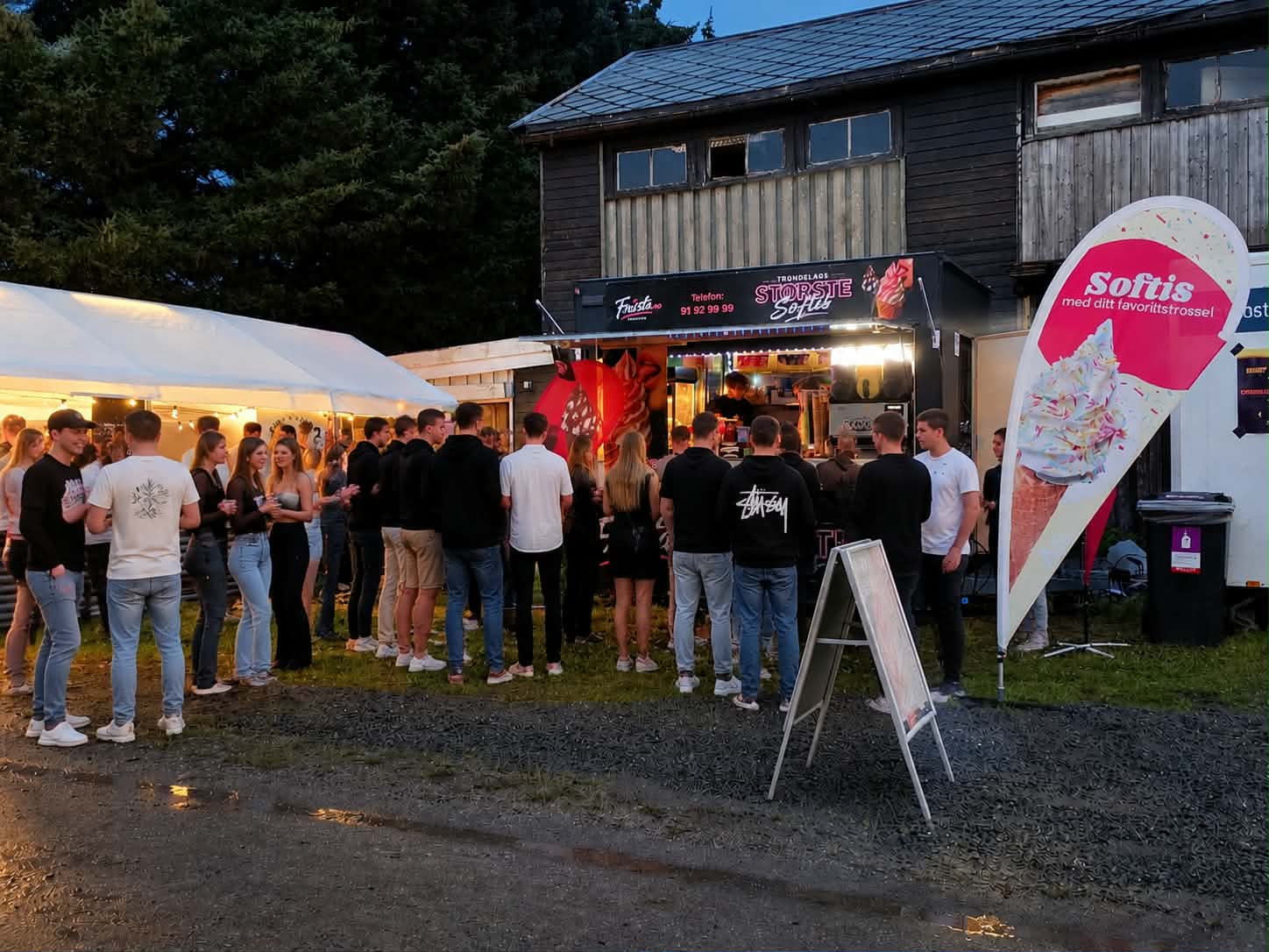 Publikum i kø ved Frista-vogna på et arrangement